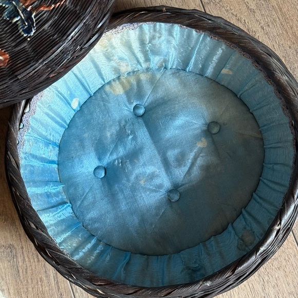 Antique Painted Japanese Wicker Sewing Basket ~ and Embroidery Thread - Picture 3 of 6